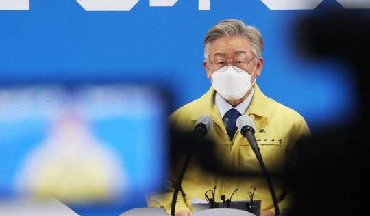 경기도가 주택임대사업자에 대한 종부세 면제 혜택을 줄여 과세를 강화해달라는 내용의 '종부세법 시행령 개정 건의안'을 기획재정부에 건의했다. 사진은 이재명 경기도지사. <연합뉴스>